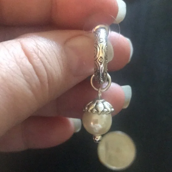 Silver and dangling Pearl earring by Liz & Co. - Picture 5 of 6